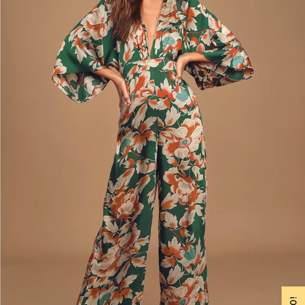 Beautiful jumpsuit. Size medium. Perfect condition.